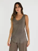 Musculosa color gris topo con cuello redondo y sisas con detalle desflecado.