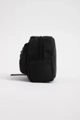 Necesser rectangular negro de tela impermeable con dos compartimentos con cierre y correa de mano.
