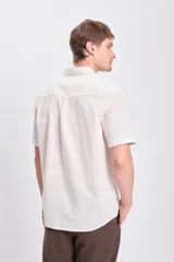 Camisa casual de manga corta color beige confeccionada con lino.