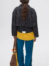 Campera de jean marrón claro con flecos en el pecho y mangas.