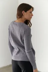 Sweater de punto marrón con escote en V y mangas largas.