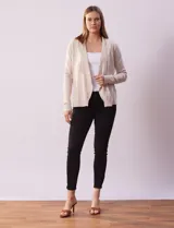 Cardigan tejido color beige, marca Vila Milano, con frente abierto y mangas largas.
