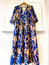 Vestido largo con estampado abstracto en azul y crudo, escote en V y mangas 3/4.