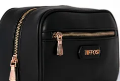 Neceser negro de cuero sintético con cierre dorado y logo de la marca Tiffosi en dorado.