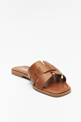 Sandalias bajas color marrón con capellada entrelazada.