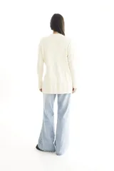 Sweater largo negro de tejido de punto con detalle de trama trenzada en el delantero.