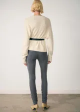 Pantalón gris de calce ajustado con cintura elástica, detalles fruncidos en los tobillos y confeccionado en tejido elástico.