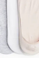 Pack de tres pares de soquetes invisibles de punto fino en mezcla de algodón suave, diseñados para quedar ocultos en el calzado. Tienen reborde de silicona en el interior del talón para un ajuste óptimo. Incluye un par color gris, uno blanco y uno rosa pálido.