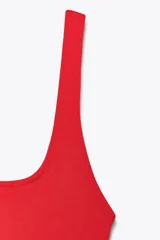 Vestido midi rojo de escote cuadrado y tirantes anchos. Detalle de bajo redondeado en tejido combinado a tono.