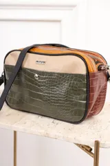 Bandolera rectangular con correa larga regulable, confeccionada en cuero vegano con combinación de texturas y colores: parte superior en beige liso, parte central en verde con efecto piel de cocodrilo y parte inferior en marrón.