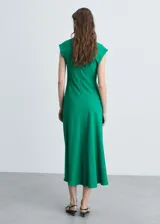 Vestido midi evasé negro, sin mangas y cuello Perkins.