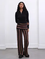 Pantalón de lana tejido a rayas verticales color marrón y negro, de corte palazzo.