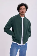 Campera bomber verde con cierre frontal y cuello, puños y cintura acanalados.