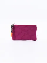Monedero rectangular acolchado color fucsia con cierre superior y tirador de cordón multicolor.