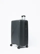 Valija de viaje rígida de 24 pulgadas en color gris oscuro con diseño de líneas diagonales en relieve. Cuenta con cuatro ruedas con giro de 360°, asa telescópica ajustable, asa de mano lateral y sistema de seguridad con combinación.