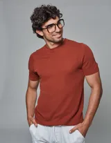 Remera de punto tejida color verde militar, con cuello redondo y mangas cortas.