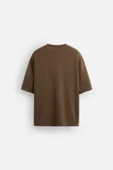 Camiseta azul con efecto lavado, corte holgado, cuello redondo y mangas cortas.