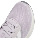 Championes de running Adidas modelo Runfalcon 5 para mujer, color lila claro con detalles en blanco y gris. Presentan exterior de malla transpirable, tres franjas laterales en blanco y mediasuela Cloudfoam.