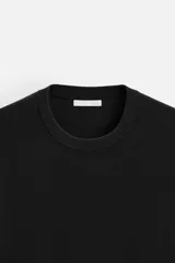 Camiseta celeste de punto con hilatura de mezcla de algodón, corte relaxed fit, cuello redondo, manga corta y acabados en rib.