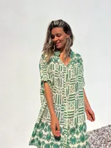 Vestido camisero largo color crudo con estampado geométrico en verde, de corte holgado y manga 3/4.