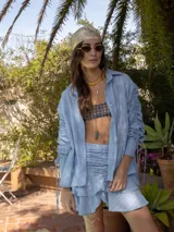 Minifalda celeste con rayas verticales blancas, volados y frunces.