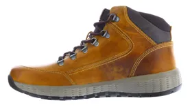 Bota de hombre color beige arena, de caña media, con cordones y suela texturizada.