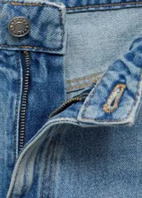 Jeans mom fit de tiro alto, color celeste claro, con cinco bolsillos y cierre frontal con cremallera y botón.