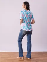 Remera de algodón estampado con flores, marca Ruby Rd. Manga corta entrelazada con aberturas.