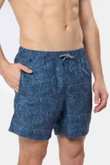 Short de baño celeste con estampado de hojas, cintura elástica con cordón ajustable, dos bolsillos laterales y suspensor de malla fina.