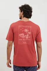 Remera verde de algodón, de corte recto y manga corta.