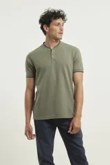 Remera roja de piqué manga corta con cuello mao.