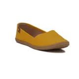 Zapatilla casual de dama color amarillo, estilo mocasín, con capellada calada y suela plana.