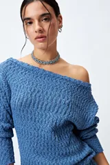 Sweater blanco de punto texturado y calado, con cuello amplio y fit relajado.