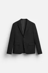 Blazer slim fit negra confeccionada en tejido con viscosa. Cuello con solapas de muesca, manga larga con puño con detalle de botones, bolsillo de vivo en pecho y de solapa en cadera, bolsillo interior, bajo con aberturas en espalda y cierre frontal con botones.