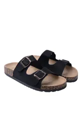 Sandalias bajas color borgoña con dos tiras anchas ajustables con hebilla metálica. Suela de corcho y base de goma.