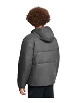 Campera aislante negra con capucha y logo de Under Armour en el pecho.