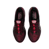 Championes de running Asics Gel-Kayano 28, color negro con detalles en rojo.