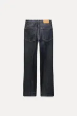 Pantalón de jean de tiro alto color negro con pierna ancha, bolsillos delanteros y traseros, y cierre frontal con cremallera y botón metálico.