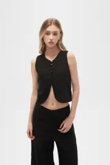 Top negro sin mangas de lino y viscosa, cropped, con cuello a la base y cierre frontal con botones.