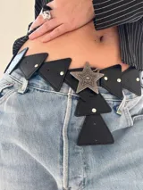 Cinturón negro de cuero sintético con apliques triangulares y hebilla de estrella plateada.