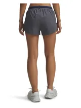 Short deportivo gris con cintura elástica azul marino y logo reflectivo en la pierna.