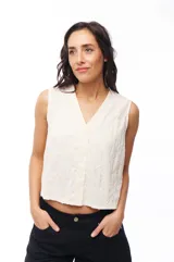 Blusa color crema con textura, escote en V y sin mangas.