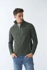 Campera tejida bondeada color verde musgo, con cuello alto, cierre frontal completo, bolsillos laterales con cierre y logo estampado en el pecho.