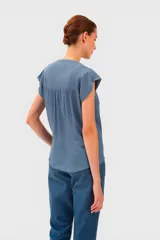Blusa celeste con cuello en V y mangas cortas.