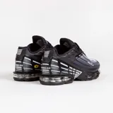 Zapatillas Nike Air Max Plus 3, color negro con detalles en blanco y gris.