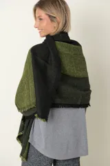 Pashmina italiana en lana y viscosa, con diseño en franjas y terminación en flecos.
