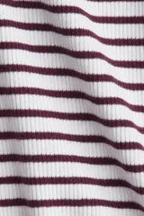 Remera corta de punto acanalado a rayas horizontales color blanco y bordó, con escote corazón y costura fruncida en el busto.