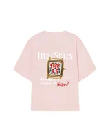 Remera rosa de manga corta con estampado de un reloj dorado y texto en blanco y rojo.