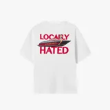 Camiseta blanca de algodón con estampado en la espalda de una lancha con una mujer y el texto "Locally Hated" en rojo.