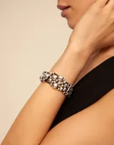 Pulsera de cuero con triple tira, adornada con múltiples perlas de diferente tamaño bañadas en plata.